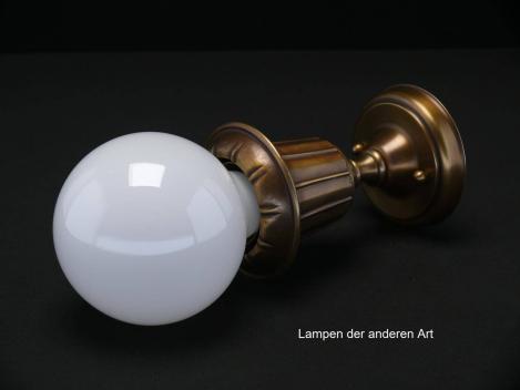 Jugendstil-Deckenlampenspot, Messing patiniert, originale E27-Messingfassung, becherförmige Kapsel als Blütenkelch, Glühlampe stellt die Blüte dar, Detail Globelampe liegend