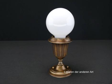 Jugendstil-Deckenlampenspot, Messing patiniert, originale E27-Messingfassung, becherförmige Kapsel als Blütenkelch, Glühlampe stellt die Blüte dar, Detail Globelampe