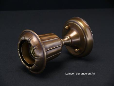 Jugendstil-Deckenlampenspot, Messing patiniert, originale E27-Messingfassung, becherförmige Kapsel als Blütenkelch, Glühlampe stellt die Blüte dar, liegend