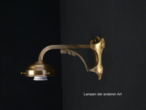 Originale Jugendstil Wandleuchte, um 1910 hergestellt, 1x E27/40W, Ausladung bis Mitte Fassung 18cm, Höhe 13cm, Wandsockel 14x9cm, Material Messing
