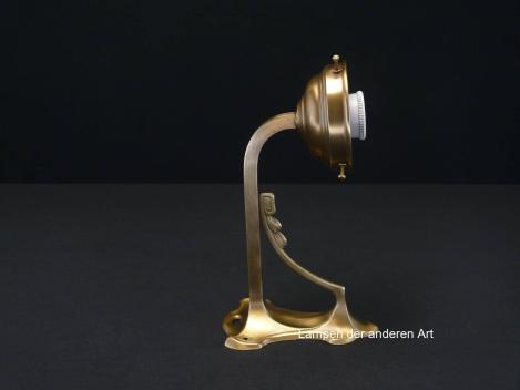 Originale Jugendstil Wandleuchte, um 1910 hergestellt, 1x E27/40W, Ausladung bis Mitte Fassung 18cm, Höhe 13cm, Wandsockel 14x9cm, Material Messing, seitlich