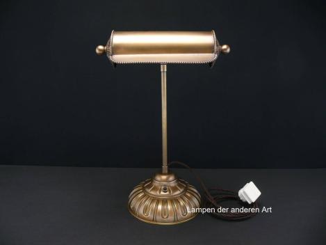 Tischleuchte aus Messing restauriert mit stilisierten floralen Elementen im großen Messingfuß, Reflektor Perlstabdekor, Leuchte Höhe 42cm, Durchmesser Fuß 20cm, Ausladung Leuchtenkopf 16cm, Textilkabel 1,5m lang