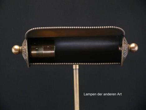 Tischleuchte aus Messing restauriert mit stilisierten floralen Elementen im großen Messingfuß, Reflektor Perlstabdekor, Leuchte Höhe 42cm, Durchmesser Fuß 20cm, Ausladung Leuchtenkopf 16cm, Textilkabel 1,5m lang, Detail Reflektor