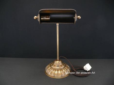 Preview: Tischleuchte aus Messing restauriert mit stilisierten floralen Elementen im großen Messingfuß, Reflektor Perlstabdekor, Leuchte Höhe 42cm, Durchmesser Fuß 20cm, Ausladung Leuchtenkopf 16cm, Textilkabel 1,5m lang, Detail Reflektor innen