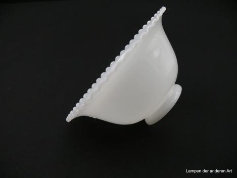 Jugendstil Lampenschirm gebraucht, opal weiß, glatte Oberfläche, Rand gezackt, H: 7,5cm, D: 16,5cm, Ersatzglas Glashalter Griffrand 6 cm, seitlich