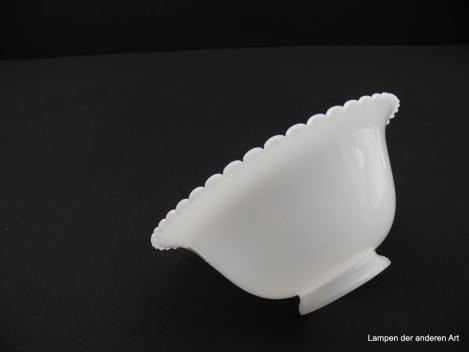 Jugendstil Lampenschirm gebraucht, opal weiß, glatte Oberfläche, Rand gezackt, H: 7,5cm, D: 16,5cm, Ersatzglas Glashalter Griffrand 6 cm, liegend