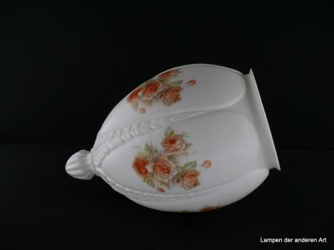 Jugendstil Lampenschirm gebraucht, spitzovaler Glaskörper weiß, mündet in einem stilisiertem Pinienzapfen, reliefierte Zwischenstücke trennen die dazwischenliegenden glatten Felder, die mit orange-roten Rosen und zartgrünen Blättern verziert sind, liegend