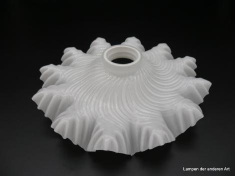 Jugendstil Lampenschirm gebraucht, Glas weiß opal, reliefierte Falten, gewellter, ausgestellter Rand, Ersatzschirm D: 27cm, H: 8cm, Griffrand 6cm