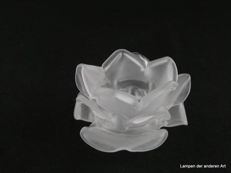 Jugendstil Lampenschirm gebraucht, Nachahmung einer Rosenblüte, zylindrische Form, Blütenblätter in drei Stufen versetzt angeordnet, Klarglas satiniert, antikes Ersatzglas für alte Lampen D: 11cm, H: 6,5cm, ohne Glashalterand, Loch 28mm, von unten