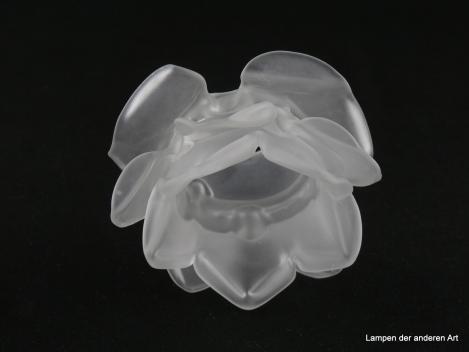 Jugendstil Lampenschirm gebraucht, Nachahmung einer Rosenblüte, zylindrische Form, Blütenblätter in drei Stufen versetzt angeordnet, Klarglas satiniert, antikes Ersatzglas für alte Lampen D: 11cm, H: 6,5cm, ohne Glashalterand, Loch 28mm, Detail unten