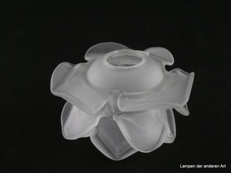 Jugendstil Lampenschirm gebraucht, Nachahmung einer Rosenblüte, zylindrische Form, Blütenblätter in drei Stufen versetzt angeordnet, Klarglas satiniert, antikes Ersatzglas für alte Lampen D: 11cm, H: 6,5cm, ohne Glashalterand, Loch 28mm