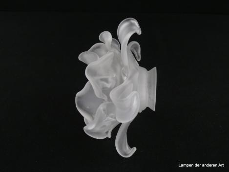Jugendstil Lampenschirm gebraucht, Nachahmung einer aufgeblühten Rosenblüte, zylindrische Form, Blütenblätter in drei Stufen versetzt angeordnet, Klarglas satiniert, antikes Ersatzglas für alte Lampen D: 15cm, H: 8cm, Glashalterand 4,5cm, seitlich