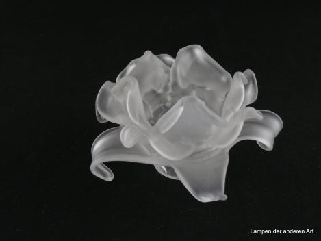 Jugendstil Lampenschirm gebraucht, Nachahmung einer aufgeblühten Rosenblüte, zylindrische Form, Blütenblätter in drei Stufen versetzt angeordnet, Klarglas satiniert, antikes Ersatzglas für alte Lampen D: 15cm, H: 8cm, Glashalterand 4,5cm, von unten
