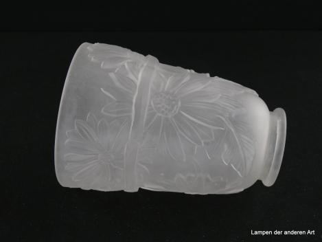 Art Deco Lampenschirm gebraucht, Pressglas, satiniert, Zylinder schwach konisch geweitet, fast ganzflächig große Blumen und Blattwerk im Relief, im unteren Bereich durchzieht ein schmales Band die Wandung, Ersatzglas für alte Lampen, Griff 6cm, liegend