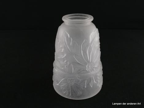 Art Deco Lampenschirm gebraucht, Pressglas, satiniert, Zylinder schwach konisch geweitet, fast ganzflächig große Blumen und Blattwerk im Relief, im unteren Bereich durchzieht ein schmales Band die Wandung, Ersatzglas für alte Lampen, Griffrand 6cm