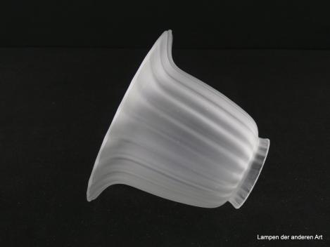 Jugendstil Lampenschirm gebraucht, stilisierter Blütenkelch, vertikal in die Wandung eingearbeitete Rillen, glatter Rand, Ersatzglas für alte Lampen D: 14,5cm, H: 10,5cm, Glashalterand Griffrand 6cm, liegend