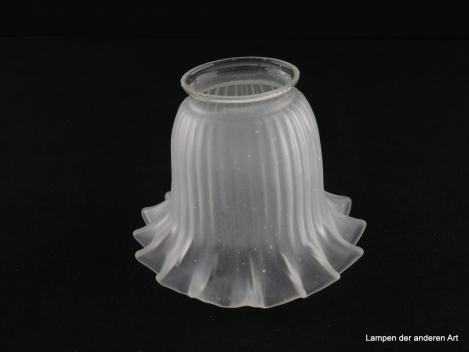 Jugendstil Lampenschirm gebraucht, stilisierter Blütenkelch, senkrecht gerillte Oberfläche des zylindrischen Teils des Glaskörpers geht in regelmäßig gezackten aufgebogenen Rand über, Ersatzglas für alte Lampen D: 13cm, H: 10cm, Glashalter Griffrand 6cm