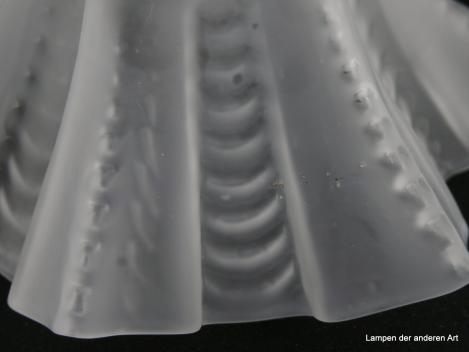 Jugendstil Lampenschirm gebraucht, satiniertes Glas, senkrecht Noppen auf dem erhabenen Faltenbruch, in den Furchen waagerecht verlaufende Wellen, Griffrand 6cm, Detail herstellungsbedingte kleine Glaseinschlüsse
