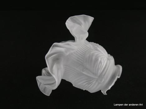Jugendstil Lampenschirm gebraucht, satiniertes Glas, zylindrischer Hals, verziert mit aufgeworfenen Volants, gewölbter Rand in Falten, beschädigter Glashalterand 6cm, Nostalgie Ersatzglas für alte Lampen D: 15cm, H: 11cm, liegend