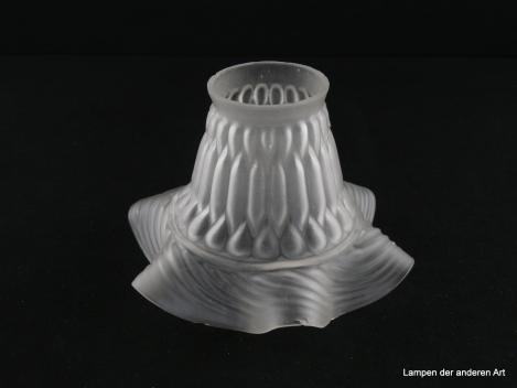 Jugendstil Lampenschirm gebraucht, grau satiniert, leicht konisch geweiteter zylindrischer Glaskörper, Wandung in drei horizontalen Reihen mit tropfenförmigen Elementen verziert, ausgestellter gewellter Rand, Ersatzglas für alte Lampen, Griff 6cm