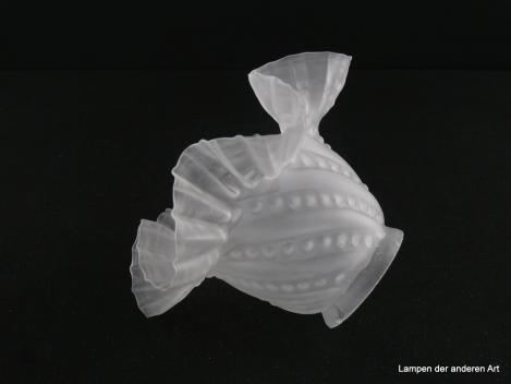 Jugendstil Lampenschirm gebraucht, grau satiniert, leicht konisch geweiteter zylindrischer Glaskörper, Wandung diagonal im Wechsel mit Perlband und glatter Wulst verziert, ausgestellter eng gekniffener Rand, : 16,5cm, H: 10,5cm, Glashalter 6cm, liegend