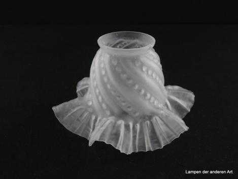 Jugendstil Lampenschirm gebraucht, grau satiniert, leicht konisch geweiteter zylindrischer Glaskörper, Wandung diagonal im Wechsel mit Perlband und glatter Wulst verziert, ausgestellter eng gekniffener Rand, : 16,5cm, H: 10,5cm, Glashalter 6cm