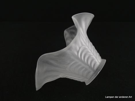 Jugendstil Lampenschirm gebraucht, Glas grau satiniert, weit aufgezogener Körper, reliefierte Verzierung zum Rand auslaufend, Nostalgie Ersatzglas für alte Lampen D: 17cm, H: 9,5cm, Glashalterand Griffrand 6cm, liegend
