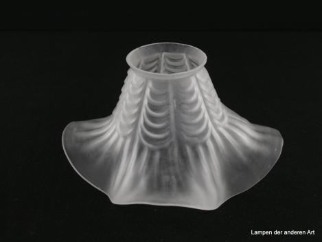 Jugendstil Lampenschirm gebraucht, Glas grau satiniert, weit aufgezogener Körper, reliefierte Verzierung zum Rand auslaufend, Nostalgie Ersatzglas für alte Lampen D: 17cm, H: 9,5cm, Glashalterand Griffrand 6cm