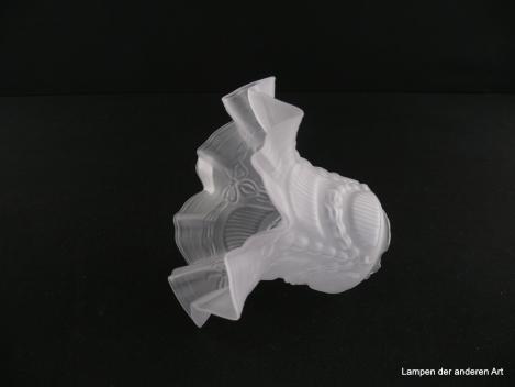 Jugendstil Lampenschirm gebraucht, Glas grau satiniert, die zylindrische Wandung umspannt eine Girlande im Zopfmuster, deren herabhängende Enden mit einer kleinen Schleife abschließen, Nostalgie Ersatzglas, D: 16cm, H: 11,5cm, Griffrand 6cm