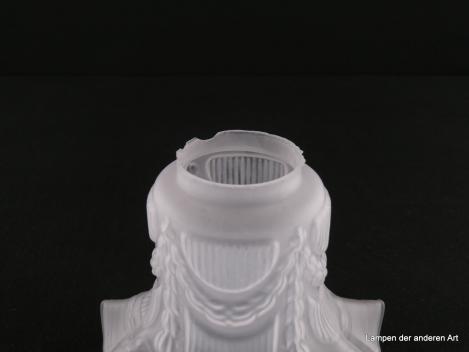 Jugendstil Lampenschirm gebraucht, Glas grau satiniert, die zylindrische Wandung umspannt eine Girlande im Zopfmuster, deren herabhängende Enden mit einer kleinen Schleife abschließen, Nostalgie Ersatzglas D: 16cm, H: 11,5cm, Detail Griffrand