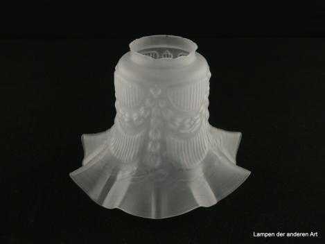 Jugendstil Lampenschirm gebraucht, Glas grau satiniert, die zylindrische Wandung umspannt eine Girlande im Zopfmuster, deren herabhängende Enden mit einer kleinen Schleife abschließen, Nostalgie Ersatzglas D: 16cm, H: 11,5cm, Glashalter 6cm
