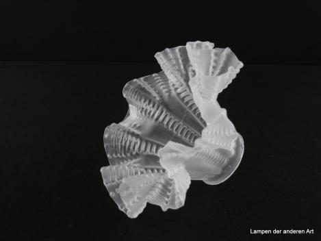 Jugendstil Lampenschirm gebraucht, Glas grau satiniert, aufgebogener stark gefalteter Rand, reliefierte, in senkrechte Rillen geteilte zylindrische Wandung, glatte und verzierte Rillen im Wechsel, Nostalgie Ersatzglas für alte Lampen, Griff 6cm, liegend
