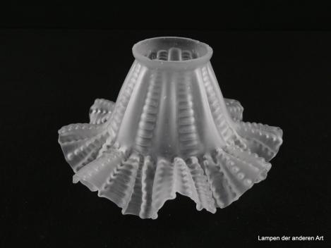Jugendstil Lampenschirm gebraucht, Glas grau satiniert, aufgebogener stark gefalteter Rand, reliefierte, in senkrechte Rillen geteilte zylindrische Wandung, glatte und verzierte Rillen im Wechsel, Nostalgie Ersatzglas für alte Lampen, Griffrand 6cm