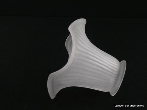 Jugendstil Lampenschirm gebraucht, schlichte Blütenform, Glas grau satiniert, sanft geschwungener Rand, gerade Stabrillen zum Rand hin auslaufend, Nostalgie Ersatzglas für alte Lampen, Griffrand 6cm, liegend