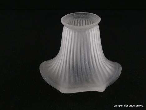 Jugendstil Lampenschirm gebraucht, schlichte Blütenform, Glas grau satiniert, sanft geschwungener Rand, gerade Stabrillen zum Rand hin auslaufend, Nostalgie Ersatzglas für alte Lampen, Griffrand 6cm