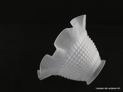Jugendstil Lampenschirm gebraucht, Glas grau satiniert, mittig in Reihen angeordnete erhabene Quadrate, mehrfach gekniffener Rand, Nostalgie Ersatzglas für alte Lampen D: 16cm, H: 10cm, Glashalterand Griffrand 6cm, liegend