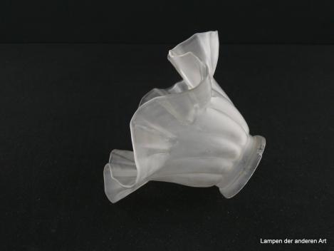 Jugendstil Lampenschirm gebraucht, Glas grau satiniert, leicht geweiteter Zylinder, verwundene Strukturoberfläche, Faltenrand, Nostalgie Ersatzglas für alte Lampen, D: 16,5cm, H: 10cm, Glashalterand Griffrand 6cm, liegend