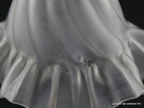 Jugendstil Lampenschirm gebraucht, Glas grau satiniert, leicht geweiteter Zylinder, verwundene Strukturoberfläche, Faltenrand, Nostalgie Ersatzglas für alte Lampen, Griffrand 6cm, herstellungsbedingter großer schwarzer Glaseinschluss außen