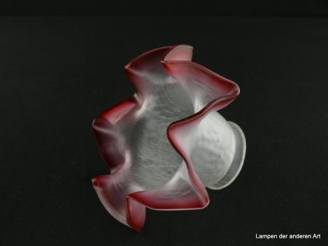 Jugendstil Lampenschirm gebraucht, Glas, stilisierte Blüte, samtroter in Dreiecken spitz ausgezogener Rand, obere Wandungszone genarbt, grau satiniert, Nostalgie Ersatzglas für alte Lampen, D: 15cm, H: 9cm, Glashalterand Griffrand 6cm, seitlich