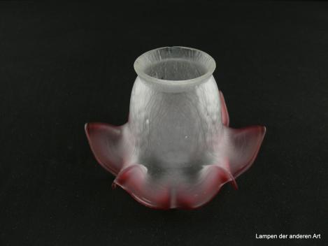 Jugendstil Lampenschirm gebraucht, Glas, stilisierte Blüte, samtroter in Dreiecken spitz ausgezogener Rand, obere Wandungszone genarbt, grau satiniert, Nostalgie Ersatzglas für alte Lampen, D: 15cm, H: 9cm, Glashalterand Griffrand 6cm