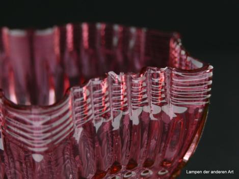 Jugendstil Lampenschirm gebraucht, Klarglas, Farbgebung steigert sich von oben nach unten in ein sattes Rot, Wandung in drei Segmente unterteilt, unterschiedlich strukturiert, Nostalgie Ersatzglas für alte Lampen, kleiner Chip am unteren Rand von außen