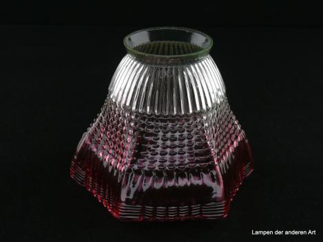 Jugendstil Lampenschirm gebraucht, Klarglas, Farbgebung steigert sich von oben nach unten in ein sattes Rot, Wandung in drei Segmente unterteilt, unterschiedlich strukturiert, Nostalgie Ersatzglas für alte Lampen, D: 13,5cm, H: 11cm, Glashalterand 6cm