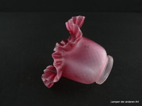 Jugendstil Lampenschirm gebraucht, Blütenkelch, Glas rot satiniert, zum Rand hin steigert sich die Farbintensität, schmaler Zylinder, ausgestellter gekniffener Wellenrand, Nostalgie Ersatzglas für alte Lampen, D: 15cm, H: 10,5cm, Griffrand 6cm, liegend