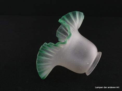 Jugendstil Lampenschirm gebraucht, Glas, Oberfläche eisglasartig geätzt, trichterförmige Blüte mit grünem Rand, Nostalgie Ersatzglas für alte Lampen, D: 17cm, H: 11cm, Glashalterand Griffrand 6cm, liegend