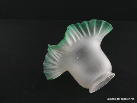 Jugendstil Lampenschirm gebraucht, Glas, Oberfläche eisglasartig geätzt, trichterförmige Blüte mit grünem Rand, Nostalgie Ersatzglas für alte Lampen, D: 17cm, H: 11cm, Glashalterand Griffrand 6cm, schräg