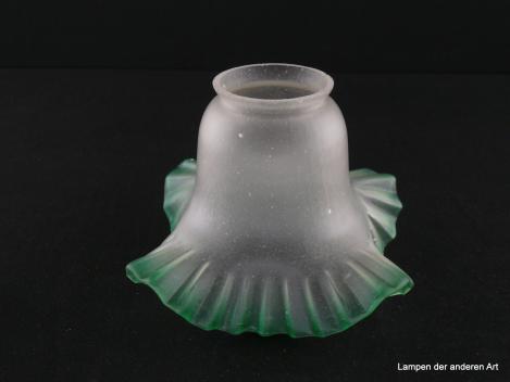Jugendstil Lampenschirm gebraucht, Glas, Oberfläche eisglasartig geätzt, trichterförmige Blüte mit grünem Rand, Nostalgie Ersatzglas für alte Lampen, D: 17cm, H: 11cm, Glashalterand Griffrand 6cm