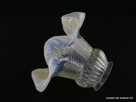 Jugendstil Lampenschirm gebraucht, zylindrischer Schirmteil Klarglas gelb, optisch strukturierte Wandung, gewellter gekniffener Rand milchig, Nostalgie Ersatzglas für alte Lampen, D: 16cm, H: 11cm, Glashalterand Griffrand 6cm, liegend