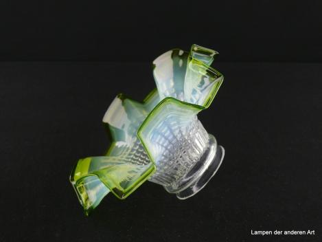 Jugendstil Lampenschirm Klarglas mit milchigem Mittelteil und flaschengrünem gekantetem Rand, Griffrand Glashalter 6cm, D: ca. 17cm, H: ca.9cm, seitlich