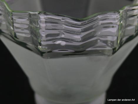 Jugendstil Lampenschirm gebraucht, Kegel glattes Glas eisglasartig geätzt, Farbe grünlich, durchsichtige Einfassung gestuft als Abschluss am unteren Rand, D: 13cm, H: 11cm, Glashalter 6cm, Detail