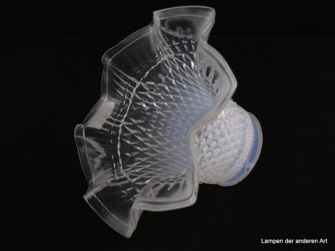 Jugendstil Lampenschirm gebraucht, florale Opik, untere Wandungszone Klarglas, obere Wandungszone milchig weiß, wabenartig reliefierte Oberfläche, Nostalgie Ersatzglas für alte Lampen, D: 16cm, H: 9,5cm, Glashalterand Griffrand 6cm, liegend